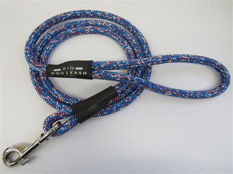 Large pet leash in blue and red fabric 